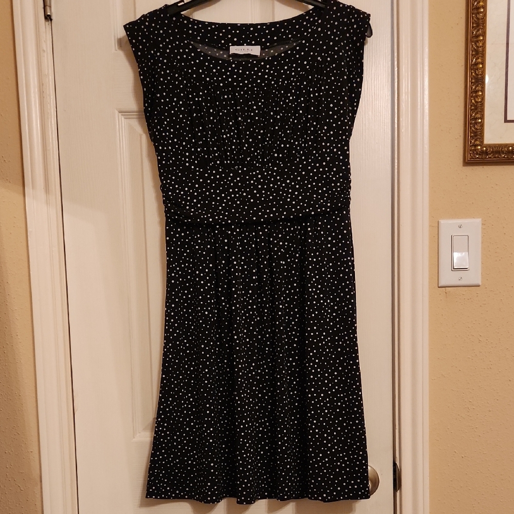 Gilli Black and White Sleeveless Scoop Neck Midi Sundress